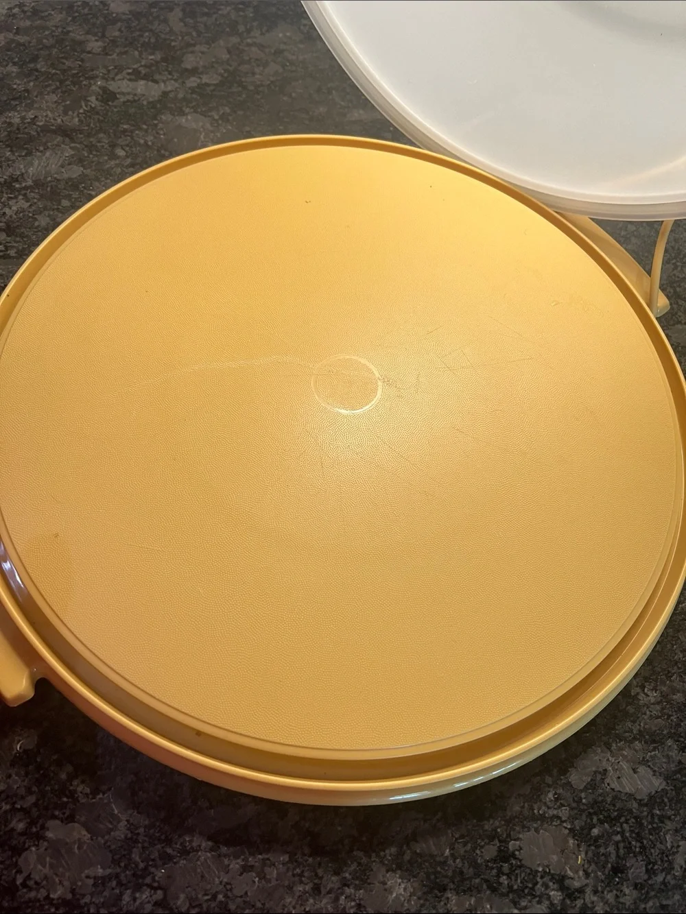 Jumbo Tupperware cake carrier with Handle. Excellent condition
